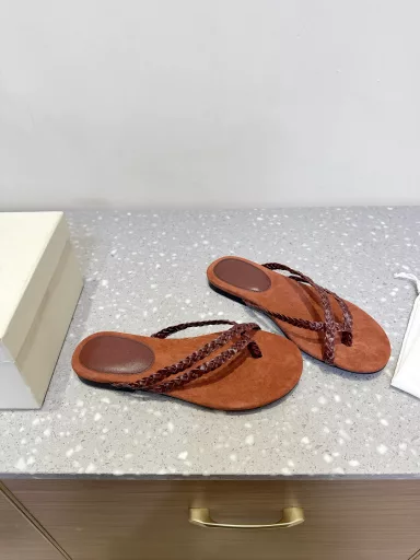 Unfolio niche fashion brand 25ss new spring and summer flip-flopsSimple but not simplistic, cross-strap design outlines casual lines, whether it is passionate wine red, rustic brownor classic cool black, they all show a casual attitude with unique textureStep into the fashionable atmosphere of summer and easily unlock the fashion code for travel