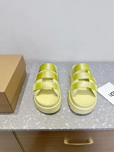 Ugg niche fashion brand 25ss new spring and summer thick sole Velcro beach slippersWho knows the joy of 7 cm height increase, who knows how such a high sole is so light! Paired with a set of salty kelly style outfit, it is really beautiful!The thick sole is comfortable and loose, and it has fashionable attributesCan hold all kinds of styles