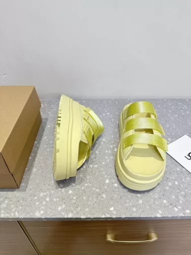 Ugg niche fashion brand 25ss new spring and summer thick sole Velcro beach slippersWho knows the joy of 7 cm height increase, who knows how such a high sole is so light! Paired with a set of salty kelly style outfit, it is really beautiful!The thick sole is comfortable and loose, and it has fashionable attributesCan hold all kinds of styles