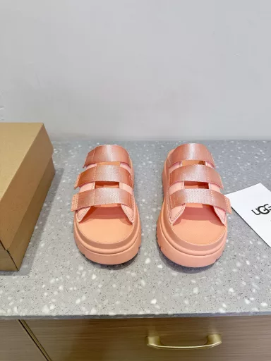Ugg niche fashion brand 25ss new spring and summer thick sole Velcro beach slippersWho knows the joy of 7 cm height increase, who knows how such a high sole is so light! Paired with a set of salty kelly style outfit, it is really beautiful!The thick sole is comfortable and loose, and it has fashionable attributesCan hold all kinds of styles