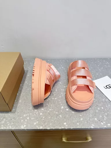 Ugg niche fashion brand 25ss new spring and summer thick sole Velcro beach slippersWho knows the joy of 7 cm height increase, who knows how such a high sole is so light! Paired with a set of salty kelly style outfit, it is really beautiful!The thick sole is comfortable and loose, and it has fashionable attributesCan hold all kinds of styles