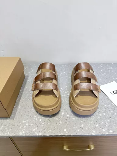 Ugg niche fashion brand 25ss new spring and summer thick sole Velcro beach slippersWho knows the joy of 7 cm height increase, who knows how such a high sole is so light! Paired with a set of salty kelly style outfit, it is really beautiful!The thick sole is comfortable and loose, and it has fashionable attributesCan hold all kinds of styles