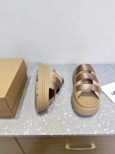Ugg niche fashion brand 25ss new spring and summer thick sole Velcro beach slippersWho knows the joy of 7 cm height increase, who knows how such a high sole is so light! Paired with a set of salty kelly style outfit, it is really beautiful!The thick sole is comfortable and loose, and it has fashionable attributesCan hold all kinds of styles