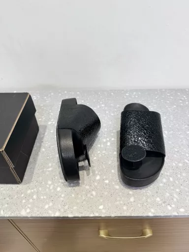 Uma wang niche fashion brand 25ss spring and summer new retro old slippersIt is as hard to buy as guidi, super soft and comfortable to wear, and it is particularly age-reducing. It has a strong ballet artistic atmosphere and is full of fairy spiritIt has the elegance, courage, and charm of a mature woman, and at the same time has the lightness of a girl, clean and neat with a unique texture!