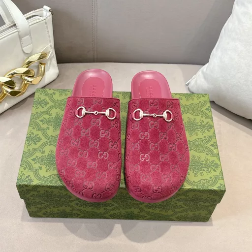 GG New Unisex Horsebit Slipper in Cow Suede EmbossedThis style features a large round toe and is an evolution of the clip-on slipper. First used by Gucci in the 1950s, the horsebit continues to pay homage to the brand's roots, revisiting equestrian details in a modern way.GG Gucci Red Cow Suede Embossed