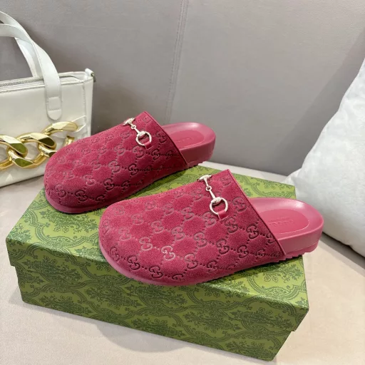 GG New Unisex Horsebit Slipper in Cow Suede EmbossedThis style features a large round toe and is an evolution of the clip-on slipper. First used by Gucci in the 1950s, the horsebit continues to pay homage to the brand's roots, revisiting equestrian details in a modern way.GG Gucci Red Cow Suede Embossed