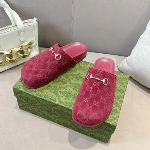 GG New Unisex Horsebit Slipper in Cow Suede EmbossedThis style features a large round toe and is an evolution of the clip-on slipper. First used by Gucci in the 1950s, the horsebit continues to pay homage to the brand's roots, revisiting equestrian details in a modern way.GG Gucci Red Cow Suede Embossed