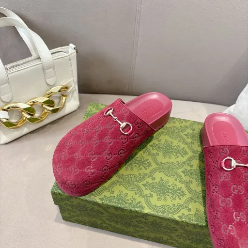 GG New Unisex Horsebit Slipper in Cow Suede EmbossedThis style features a large round toe and is an evolution of the clip-on slipper. First used by Gucci in the 1950s, the horsebit continues to pay homage to the brand's roots, revisiting equestrian details in a modern way.GG Gucci Red Cow Suede Embossed