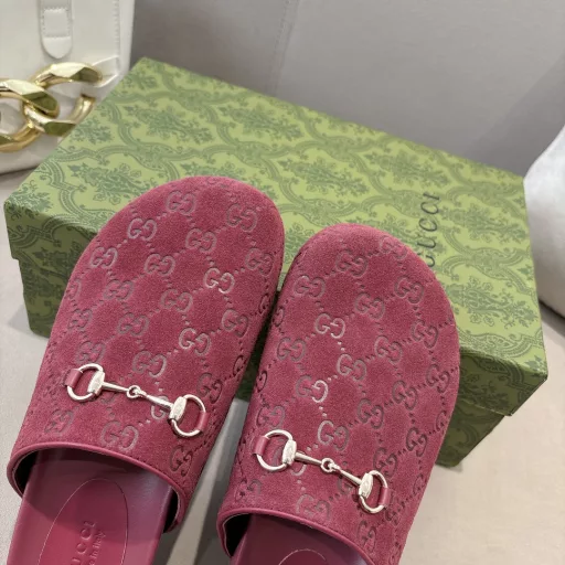 GG New Unisex Horsebit Slipper in Cow Suede EmbossedThis style features a large round toe and is an evolution of the clip-on slipper. First used by Gucci in the 1950s, the horsebit continues to pay homage to the brand's roots, revisiting equestrian details in a modern way.GG Gucci Red Cow Suede Embossed