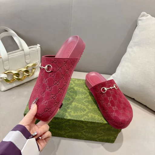 GG New Unisex Horsebit Slipper in Cow Suede EmbossedThis style features a large round toe and is an evolution of the clip-on slipper. First used by Gucci in the 1950s, the horsebit continues to pay homage to the brand's roots, revisiting equestrian details in a modern way.GG Gucci Red Cow Suede Embossed