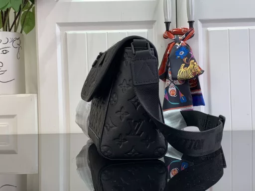 Monogram Shadow embossed calfskin and black hardware bring sophistication to the sporty Pulse Messenger bag. Its unique design features an outer zip pocket on the flap and a second zip pocket on the underside of the flap. The textile strap is easily adjusted for shoulder or crossbody wear.