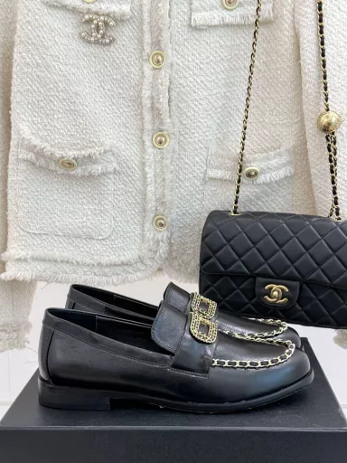 Chanel 25C early spring new productDouble C chain buckle loafersFull of retro style and delicate shoe shapeLooks very pleasing with a round and slightly pointed toeMakes the feet look thinner and longerClassic chain double C buckle with thick heel designThe shoe shape is particularly stylish and looks very elegantThe upper is made of top-grade lambskinThe inner lining is silk lambskin and super comfortableImported Italian cowhide outsole