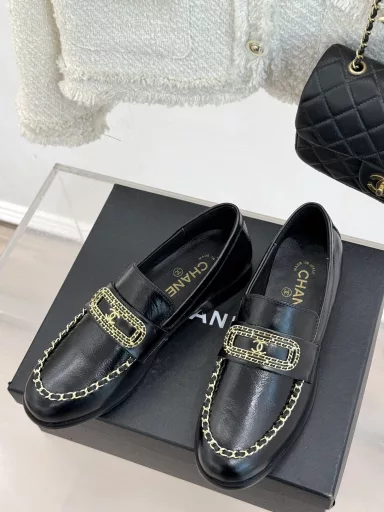 Chanel 25C early spring new productDouble C chain buckle loafersFull of retro style and delicate shoe shapeLooks very pleasing with a round and slightly pointed toeMakes the feet look thinner and longerClassic chain double C buckle with thick heel designThe shoe shape is particularly stylish and looks very elegantThe upper is made of top-grade lambskinThe inner lining is silk lambskin and super comfortableImported Italian cowhide outsole