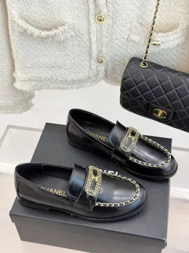 Chanel 25C early spring new productDouble C chain buckle loafersFull of retro style and delicate shoe shapeLooks very pleasing with a round and slightly pointed toeMakes the feet look thinner and longerClassic chain double C buckle with thick heel designThe shoe shape is particularly stylish and looks very elegantThe upper is made of top-grade lambskinThe inner lining is silk lambskin and super comfortableImported Italian cowhide outsole