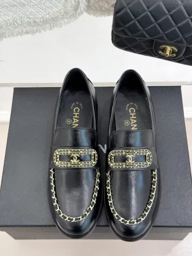 Chanel 25C early spring new productDouble C chain buckle loafersFull of retro style and delicate shoe shapeLooks very pleasing with a round and slightly pointed toeMakes the feet look thinner and longerClassic chain double C buckle with thick heel designThe shoe shape is particularly stylish and looks very elegantThe upper is made of top-grade lambskinThe inner lining is silk lambskin and super comfortableImported Italian cowhide outsole