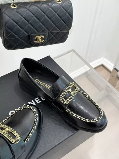Chanel 25C early spring new productDouble C chain buckle loafersFull of retro style and delicate shoe shapeLooks very pleasing with a round and slightly pointed toeMakes the feet look thinner and longerClassic chain double C buckle with thick heel designThe shoe shape is particularly stylish and looks very elegantThe upper is made of top-grade lambskinThe inner lining is silk lambskin and super comfortableImported Italian cowhide outsole