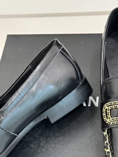 Chanel 25C early spring new productDouble C chain buckle loafersFull of retro style and delicate shoe shapeLooks very pleasing with a round and slightly pointed toeMakes the feet look thinner and longerClassic chain double C buckle with thick heel designThe shoe shape is particularly stylish and looks very elegantThe upper is made of top-grade lambskinThe inner lining is silk lambskin and super comfortableImported Italian cowhide outsole