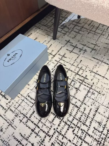 Prada's new autumn and winter products are coming. Mary Jane shoes and ballet shoesSuper popular series of hot products, all the major Internet celebrities Qiao Xin, Cheng Xiao, the same round-toed triangle buckle (Mary Jane shoes)!Fashionable and versatile nice items, all kinds of beauties stand firm, exclusive new products! Sisters who like to wear high heels but are afraid of getting tired, look here, the flat soles will definitely make your steps light, 100% not tired, and the feet are stable and easy to put on!The theme of this year is not to be defined, and to reflect the texture through simplicity and conciseness