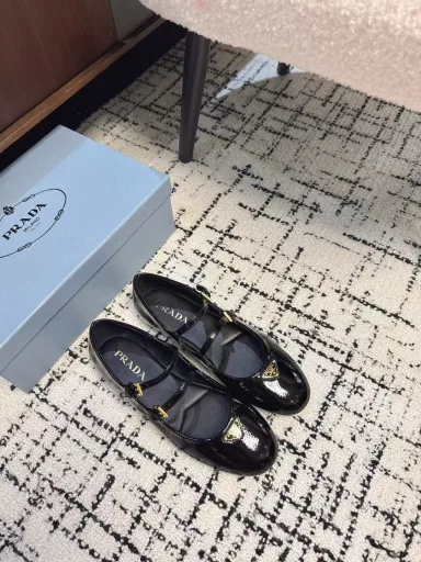 Prada's new autumn and winter products are coming. Mary Jane shoes and ballet shoesSuper popular series of hot products, all the major Internet celebrities Qiao Xin, Cheng Xiao, the same round-toed triangle buckle (Mary Jane shoes)!Fashionable and versatile nice items, all kinds of beauties stand firm, exclusive new products! Sisters who like to wear high heels but are afraid of getting tired, look here, the flat soles will definitely make your steps light, 100% not tired, and the feet are stable and easy to put on!The theme of this year is not to be defined, and to reflect the texture through simplicity and conciseness