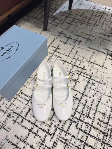 Prada's new autumn and winter products are coming. Mary Jane shoes and ballet shoesSuper popular series of hot products, all the major Internet celebrities Qiao Xin, Cheng Xiao, the same round-toed triangle buckle (Mary Jane shoes)!Fashionable and versatile nice items, all kinds of beauties stand firm, exclusive new products! Sisters who like to wear high heels but are afraid of getting tired, look here, the flat soles will definitely make your steps light, 100% not tired, and the feet are stable and easy to put on!The theme of this year is not to be defined, and to reflect the texture through simplicity and conciseness