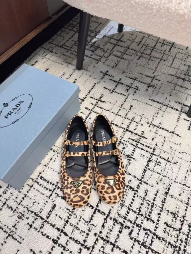 Prada's new autumn and winter products are coming. Mary Jane shoes and ballet shoesSuper popular series of hot products, all the major Internet celebrities Qiao Xin, Cheng Xiao, the same round-toed triangle buckle (Mary Jane shoes)!Fashionable and versatile nice items, all kinds of beauties stand firm, exclusive new products! Sisters who like to wear high heels but are afraid of getting tired, look here, the flat soles will definitely make your steps light, 100% not tired, and the feet are stable and easy to put on!The theme of this year is not to be defined, and to reflect the texture through simplicity and conciseness