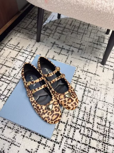 Prada's new autumn and winter products are coming. Mary Jane shoes and ballet shoesSuper popular series of hot products, all the major Internet celebrities Qiao Xin, Cheng Xiao, the same round-toed triangle buckle (Mary Jane shoes)!Fashionable and versatile nice items, all kinds of beauties stand firm, exclusive new products! Sisters who like to wear high heels but are afraid of getting tired, look here, the flat soles will definitely make your steps light, 100% not tired, and the feet are stable and easy to put on!The theme of this year is not to be defined, and to reflect the texture through simplicity and conciseness