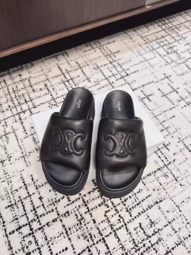 Celine Arc de Triomphe 25ss new spring and summer slippersHigh-end feeling, popular on Instagram, very retro, full of aura, very novel design, high-end and very comfortable. Height-increasing artifactEmbossed Celine logo highlights the brand charm