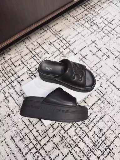 Celine Arc de Triomphe 25ss new spring and summer slippersHigh-end feeling, popular on Instagram, very retro, full of aura, very novel design, high-end and very comfortable. Height-increasing artifactEmbossed Celine logo highlights the brand charm