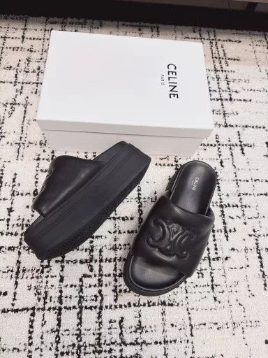 Celine Arc de Triomphe 25ss new spring and summer slippersHigh-end feeling, popular on Instagram, very retro, full of aura, very novel design, high-end and very comfortable. Height-increasing artifactEmbossed Celine logo highlights the brand charm