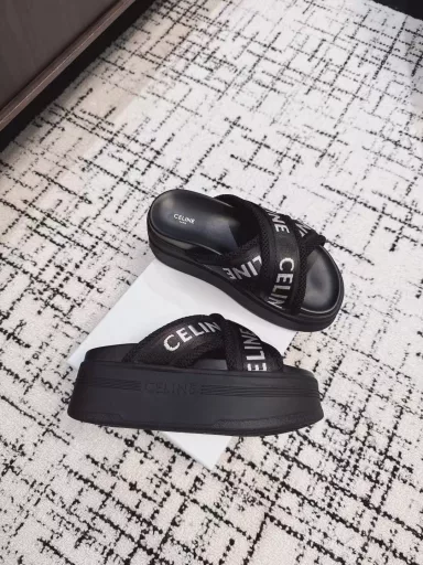 Celine Arc de Triomphe 25ss new spring and summer slippersHigh-end feeling, popular on Instagram, very retro, full of aura, very novel design, high-end and very comfortable. Height-increasing artifactEmbossed Celine logo highlights the brand charm