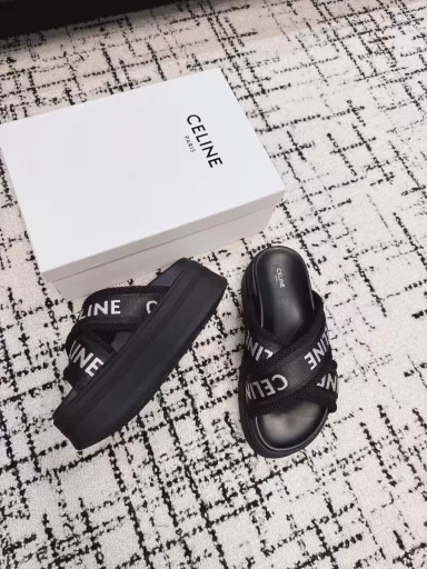 Celine Arc de Triomphe 25ss new spring and summer slippersHigh-end feeling, popular on Instagram, very retro, full of aura, very novel design, high-end and very comfortable. Height-increasing artifactEmbossed Celine logo highlights the brand charm