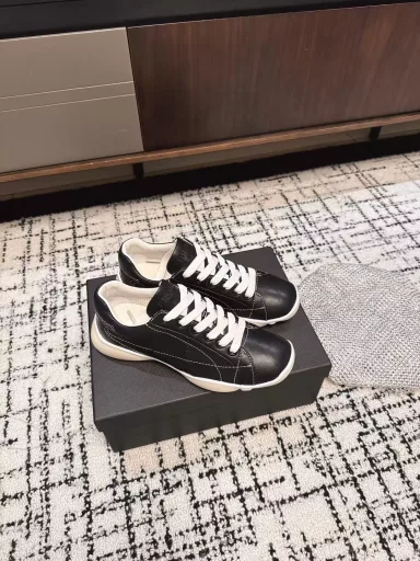 Prada's new spring and summer Dexter shoes, retro white shoesMany internet celebrities and fashion bloggers recommend them. Must-haves for spring and summer, with great details. Multiple stitching points, simple and advanced! The key is that they make your legs look longer, easily lengthening your legs! Calfskin upper, super delicate, original molded rubber outsole