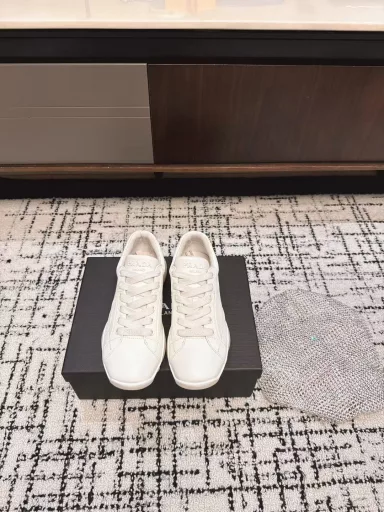 Prada's new spring and summer Dexter shoes, retro white shoesMany internet celebrities and fashion bloggers recommend them. Must-haves for spring and summer, with great details. Multiple stitching points, simple and advanced! The key is that they make your legs look longer, easily lengthening your legs! Calfskin upper, super delicate, original molded rubber outsole