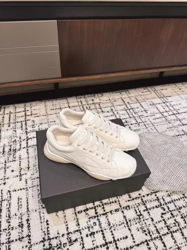 Prada's new spring and summer Dexter shoes, retro white shoesMany internet celebrities and fashion bloggers recommend them. Must-haves for spring and summer, with great details. Multiple stitching points, simple and advanced! The key is that they make your legs look longer, easily lengthening your legs! Calfskin upper, super delicate, original molded rubber outsole