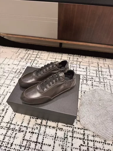 Prada's new Dexterity shoes have a textured suede upper and are soft and chewy with sheepskin lining.The insole is made of thickened lambskin, which is extremely comfortable to step on, with a sense of support and a good wrapping feeling.The shoe shape is very wrapping, light and easy to wear. A practical casual shoe that makes you look taller and longer!The white color is clean and refreshing, and is needed all year round. It can be easily matched with skirts and pants.