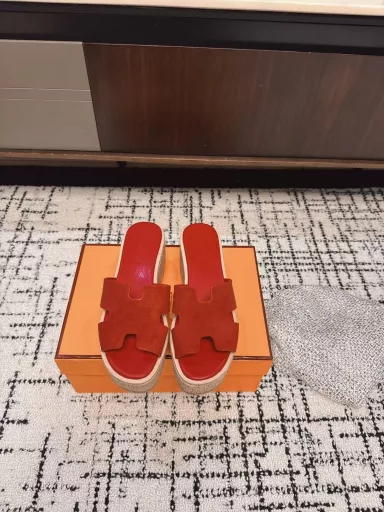 Hermès Spring and Summer Classic H SlippersClassic H slippers, a must-have style every summer! One of the must-haves on every girl's wish list! For daily wear or going out for travel, it really doesn't need to be too high-end!All materials are directly from Hermès in Italy!The advantage of genuine Italian leather is that it feels particularly good and while keeping the leather soft and delicate, it also makes the overall shoe very three-dimensionalHow to say it, the overall look is very stylish! Don't miss this classic style! All raw materials