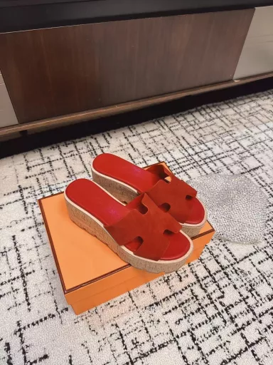 Hermès Spring and Summer Classic H SlippersClassic H slippers, a must-have style every summer! One of the must-haves on every girl's wish list! For daily wear or going out for travel, it really doesn't need to be too high-end!All materials are directly from Hermès in Italy!The advantage of genuine Italian leather is that it feels particularly good and while keeping the leather soft and delicate, it also makes the overall shoe very three-dimensionalHow to say it, the overall look is very stylish! Don't miss this classic style! All raw materials