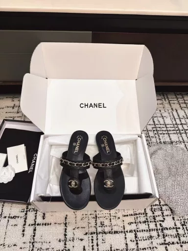 CHANEL 25ss Spring and Summer SlippersNamed by major bloggers, beach slippers are really super loved. They look great on the feet and can be matched in a variety of ways. They are easy to wear and very convenient to wearhold for various occasions. This series is now on sale!Original materials, imported cowhide, special hardware buckles, exclusive mold customization logo, Italian leather outsole