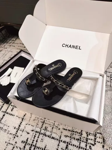 CHANEL 25ss Spring and Summer SlippersNamed by major bloggers, beach slippers are really super loved. They look great on the feet and can be matched in a variety of ways. They are easy to wear and very convenient to wearhold for various occasions. This series is now on sale!Original materials, imported cowhide, special hardware buckles, exclusive mold customization logo, Italian leather outsole