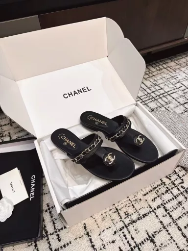CHANEL 25ss Spring and Summer SlippersNamed by major bloggers, beach slippers are really super loved. They look great on the feet and can be matched in a variety of ways. They are easy to wear and very convenient to wearhold for various occasions. This series is now on sale!Original materials, imported cowhide, special hardware buckles, exclusive mold customization logo, Italian leather outsole