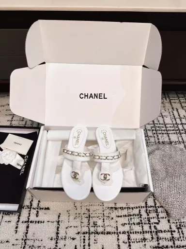 CHANEL 25ss Spring and Summer SlippersNamed by major bloggers, beach slippers are really super loved. They look great on the feet and can be matched in a variety of ways. They are easy to wear and very convenient to wearhold for various occasions. This series is now on sale!Original materials, imported cowhide, special hardware buckles, exclusive mold customization logo, Italian leather outsole