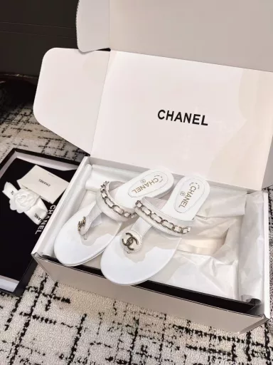 CHANEL 25ss Spring and Summer SlippersNamed by major bloggers, beach slippers are really super loved. They look great on the feet and can be matched in a variety of ways. They are easy to wear and very convenient to wearhold for various occasions. This series is now on sale!Original materials, imported cowhide, special hardware buckles, exclusive mold customization logo, Italian leather outsole