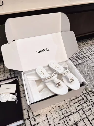 CHANEL 25ss Spring and Summer SlippersNamed by major bloggers, beach slippers are really super loved. They look great on the feet and can be matched in a variety of ways. They are easy to wear and very convenient to wearhold for various occasions. This series is now on sale!Original materials, imported cowhide, special hardware buckles, exclusive mold customization logo, Italian leather outsole