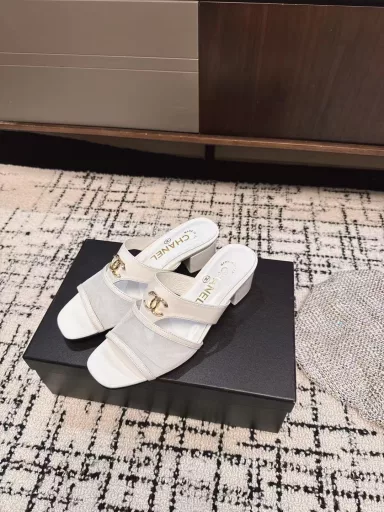 Chanel sandals early autumn series is hot, this season Chanel's small hit!I really fell in love with it at first sight, the classic color matching is perfect!It is really super unique, which is the biggest highlight of this shoe. The eye-catching but not exaggerated design is super cool for daily life.It is super versatile whether it is paired with pants, sweatshirts or skirts. It looks good no matter how you wear it. The more you look at it, the more you like it.