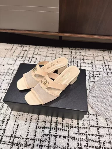 Chanel sandals early autumn series is hot, this season Chanel's small hit!I really fell in love with it at first sight, the classic color matching is perfect!It is really super unique, which is the biggest highlight of this shoe. The eye-catching but not exaggerated design is super cool for daily life.It is super versatile whether it is paired with pants, sweatshirts or skirts. It looks good no matter how you wear it. The more you look at it, the more you like it.
