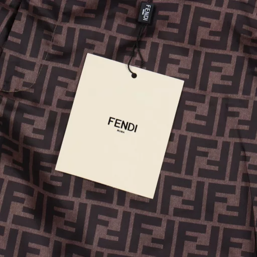 Fendi FD full-width FF suit shortsCustomized Lyocell Tencel, double F letter jacquard, multiple weaving and dyeing to restore color light, ensure the accuracy of the pattern (a cylinder of fabric with a minimum order of 1,600 meters, expensive), infrared positioning cutting bed, fabrics are washed, feel better, not easy to deform, not easy to shrink, not easy to fade,, customized accessories, loose version