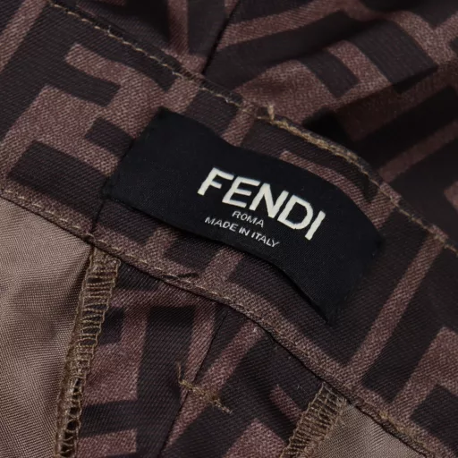 Fendi FD full-width FF suit shortsCustomized Lyocell Tencel, double F letter jacquard, multiple weaving and dyeing to restore color light, ensure the accuracy of the pattern (a cylinder of fabric with a minimum order of 1,600 meters, expensive), infrared positioning cutting bed, fabrics are washed, feel better, not easy to deform, not easy to shrink, not easy to fade,, customized accessories, loose version