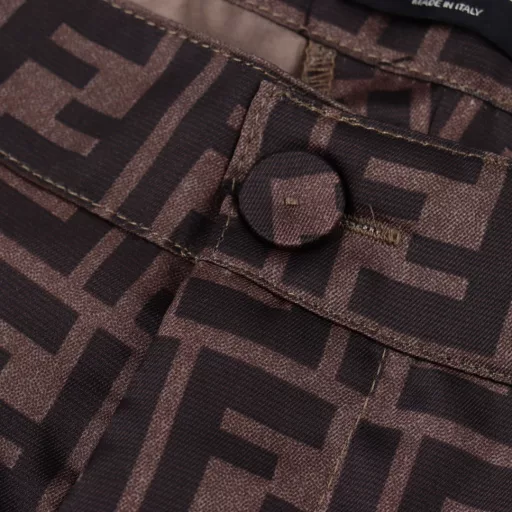 Fendi FD full-width FF suit shortsCustomized Lyocell Tencel, double F letter jacquard, multiple weaving and dyeing to restore color light, ensure the accuracy of the pattern (a cylinder of fabric with a minimum order of 1,600 meters, expensive), infrared positioning cutting bed, fabrics are washed, feel better, not easy to deform, not easy to shrink, not easy to fade,, customized accessories, loose version