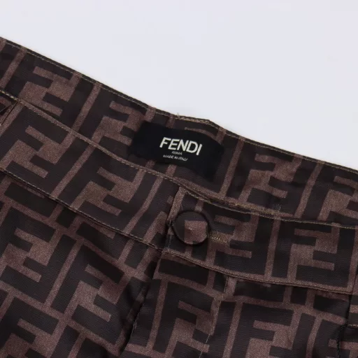 Fendi FD full-width FF suit shortsCustomized Lyocell Tencel, double F letter jacquard, multiple weaving and dyeing to restore color light, ensure the accuracy of the pattern (a cylinder of fabric with a minimum order of 1,600 meters, expensive), infrared positioning cutting bed, fabrics are washed, feel better, not easy to deform, not easy to shrink, not easy to fade,, customized accessories, loose version