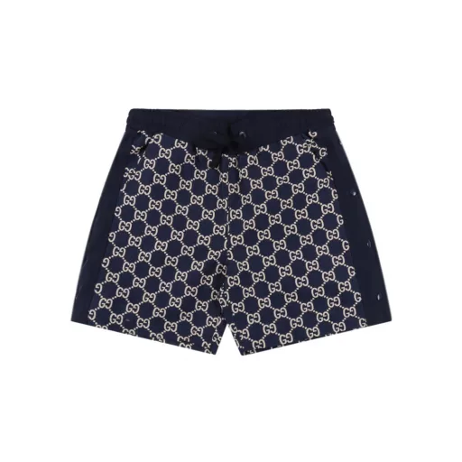 Gucci GG full print monogram embroidered shortsInterlocking double G print, drawstring elastic waistband, straight shorts style, full set of accessories! Polyester fiber is a blended fabric, contrasting fabric is fixed color and environmentally friendly. It also has good light resistance, and its sun resistance is better than natural fiber fabrics. It uses three-level bird's eye cloth fabric, which is a functional weft knitted fabric with moisture absorption and perspiration function. The principle of perspiration is through the small holes on its surface. Due to the existence of these small holes, it can achieve the effect of moisture absorption and perspiration. The double G pattern is made of thick glue material, and the glue is specially adjusted with environmentally friendly glue. The front end of the elastic waist rope has an engraved hardware bell, the front trouser line is stitched, and the trouser legs are closed with visible lines, which are strong and durable.